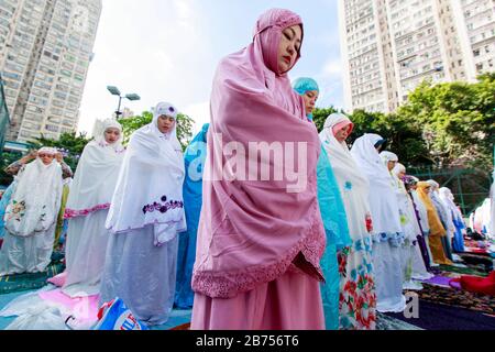 Les musulmans assistent au rituel qui marque la fin du Ramadan dans un stade de Yuen long de Hong Kong. Banque D'Images
