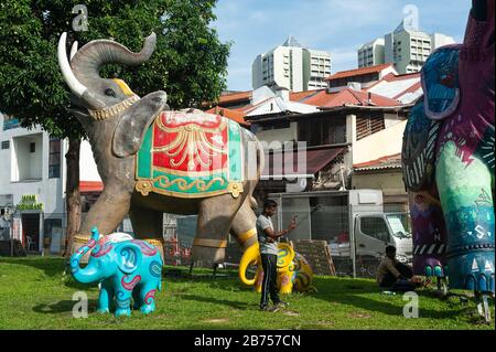 10.05.2019, Singapour, République de Singapour, Asie - des sculptures colorées d'éléphants se trouvent dans un petit parc de Little India. [traduction automatique] Banque D'Images