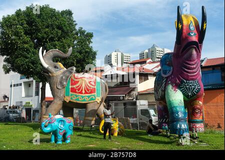 10.05.2019, Singapour, République de Singapour, Asie - des sculptures colorées d'éléphants se trouvent dans un petit parc de Little India. [traduction automatique] Banque D'Images
