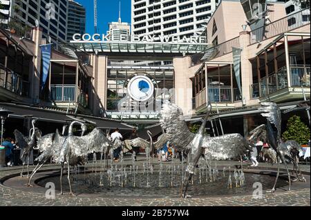 16.09.2018, Sydney, Nouvelle-Galles du Sud, Australie - Cockle Bay Wharf à Darling Harbour avec la fontaine Dancing Brolga et le quartier des affaires en arrière-plan. [traduction automatique] Banque D'Images