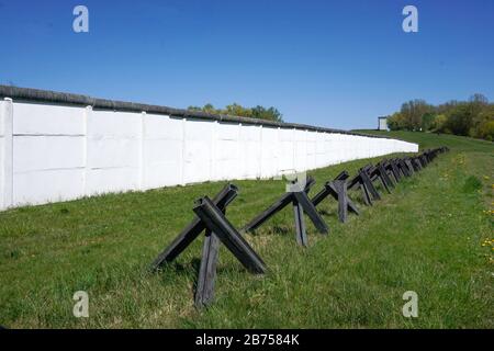 Monument frontalier de Hoetensleben, anciennes fortifications frontalières du GDR à Hoetensleben, frontière d'État actuelle entre Saxe-Anhalt et Basse-Saxe. Cette année, le 9 novembre 2019, la chute du mur de Berlin marquera le 30ème anniversaire de sa chute. [traduction automatique] Banque D'Images