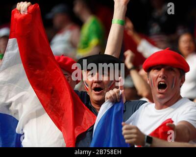Les fans de France réagissent lors du match entre la France et Samao dans la série HSBC World Rugby Sevens le 3e jour au stade de Hong Kong. Banque D'Images