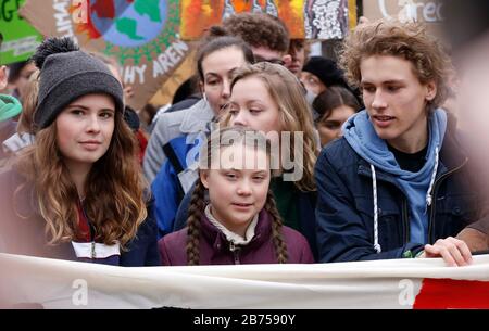 Les militants climatiques Luisa Marie Neubauer (l.) et Greta Thunberg démontrent avec des milliers d'étudiants à Berlin une manifestation "vendredi pour l'avenir" pour la lutte contre le réchauffement climatique, le 29 mars 2019. [traduction automatique] Banque D'Images