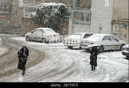 Forte chute de neige à Arak, Iran, femmes avec chador et vêtements traditionnels le 16.03.2019. Une fois que les États-Unis se sont retirés de l'accord nucléaire international, le pays impose de nouveau des sanctions contre l'Iran. [traduction automatique] Banque D'Images