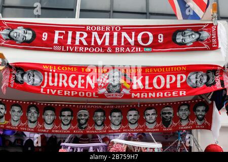 Foulards avec Juergen Klopp photo, l'entraîneur du FC Liverpool, et le slogan "Bienvenue à la Révolution Klopp" pendent sur une boutique d'articles de fan du FC Liverpool à Liverpool, le 01.03.2019. [traduction automatique] Banque D'Images