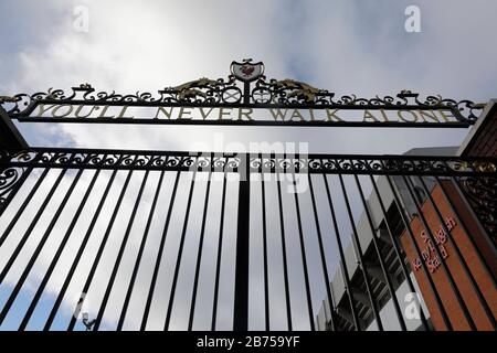 Porte d'entrée au stade Anfield du FC Liverpoo avec le slogan "vous ne marcherez jamais seul" 02.03.2019. [traduction automatique] Banque D'Images