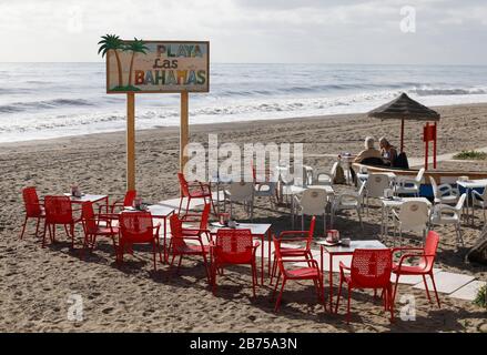 Deux femmes sont assises sur la plage de Torremolinos, en Espagne, le 13.02.2019 comme seuls invités dans un restaurant. La possible brexite a des conséquences considérables pour l'économie espagnole.15 millions de vacanciers britanniques sont venus en Espagne l'an dernier et ont dépensé 14 milliards d'euros. Avec une livre qui se déprécie fortement, ils dépenseront moins d'argent, ou chercheront des objectifs dans leur propre royaume. Il en va de même pour les 760 000 citoyens britanniques qui ont une deuxième résidence en Espagne. [traduction automatique] Banque D'Images