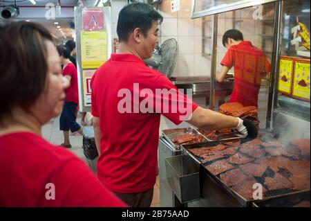 03.02.2018, Singapour, République de Singapour, Asie - une maison de cuisine à Chinatown prépare du bakkwa, une spécialité faite de tranches de porc grillées, particulièrement populaire pendant le nouvel an chinois. [traduction automatique] Banque D'Images