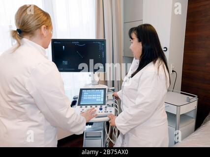 Deux médecins femmes travaillent avec une machine à ultrasons dans une salle d'hôpital de la nouvelle ARONA Klinik à Berlin Marzahn le 25.01.2019. La clinique est spécialisée en médecine gériatrique. [traduction automatique] Banque D'Images