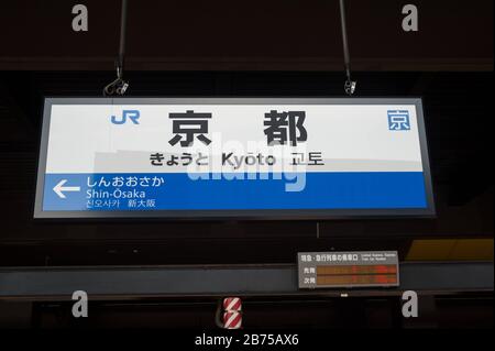 23.12.2017, Kyoto, Japon, Asie - le panneau surplombe une plate-forme à la gare centrale de Kyoto. [traduction automatique] Banque D'Images