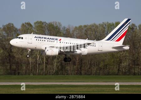 Budapest / Hongrie - 14 avril 2018 : arrivée et atterrissage de l'avion de passagers Air France Airbus A-GUGA à l'aéroport de Budapest Banque D'Images