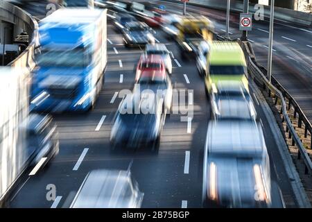 Une longue exposition montre l'autoroute à trafic important A 100 à Berlin, le 05.12.2018. [traduction automatique] Banque D'Images