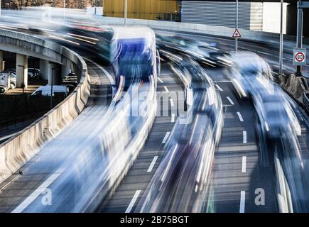 Une longue exposition montre l'autoroute à trafic important A 100 à Berlin, le 05.12.2018. [traduction automatique] Banque D'Images