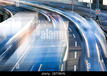 Une longue exposition montre l'autoroute à trafic important A 100 à Berlin, le 05.12.2018. [traduction automatique] Banque D'Images