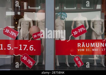 07.06.2017, Reutlingen, Bade-Wuerttemberg, Allemagne, Europe - dans la vitrine d'un magasin de vêtements, des réductions et des pourcentages sont utilisés pour annoncer les ventes de dédouanement. [traduction automatique] Banque D'Images