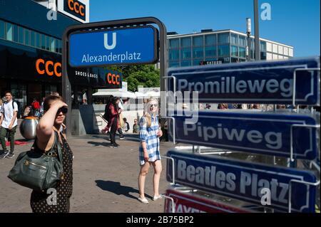 07.06.2018, Berlin, Allemagne, Europe - les gens à l'entrée souterraine de Berlin Alexanderplatz à Mitte. [traduction automatique] Banque D'Images