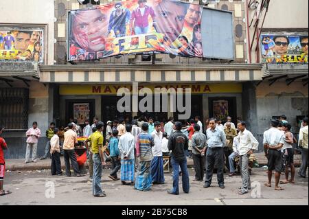 20.02.2011, Kolkata, Bengale occidental, Inde, Asie - un grand groupe d'Indiens attendent devant l'entrée d'un cinéma pour l'admission. [traduction automatique] Banque D'Images