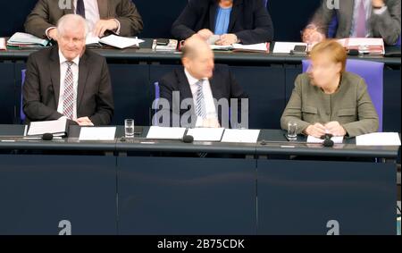 Lors d'un débat au Bundestag, la chancelière Angela Merkel, la CDU, à droite, le ministre des Finances OLAF Scholz, le SPD, le centre et le ministre de l'intérieur Horst Seehofer semblent floues et floues sur le banc du gouvernement. La photo a été prise par une exposition longue durée. [traduction automatique] Banque D'Images