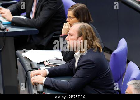 Anton Hofreiter et Katrin Goering-Eckardt des Verts suivent un débat au Parlement allemand. [traduction automatique] Banque D'Images