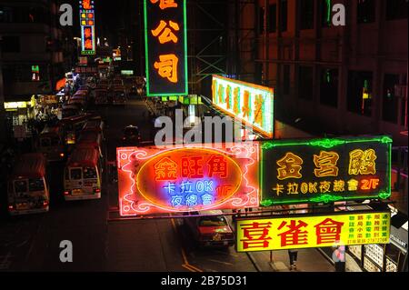 11.10.2014, Hong Kong, République populaire de Chine, Asie - des enseignes fluo colorées illuminent une rue dans le quartier de classe ouvrière de Kowloon, à Mong Kok. [traduction automatique] Banque D'Images