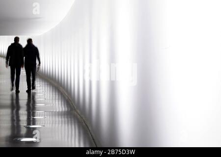 Les membres du Bundestag se trouvent dans un tunnel le 13.11.2018. Par le tunnel, les députés changent rapidement entre le Reichstag et Paul Loebe Haus. [traduction automatique] Banque D'Images