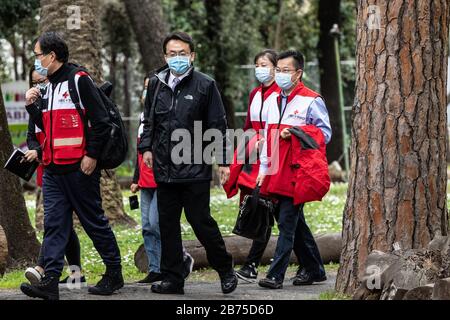 Sun Shuopeng, vice-président de la Croix-Rouge chinoise, attend la conférence de presse au siège de la Croix-Rouge italienne avec l'équipe de médecins chinois arrivés pour soutenir les médecins et les travailleurs de la santé pendant l'urgence de Coronavirus. Banque D'Images