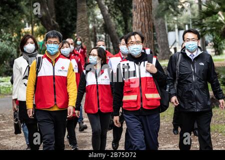Sun Shuopeng, vice-président de la Croix-Rouge chinoise, attend la conférence de presse au siège de la Croix-Rouge italienne avec l'équipe de médecins chinois arrivés pour soutenir les médecins et les travailleurs de la santé pendant l'urgence de Coronavirus. Banque D'Images
