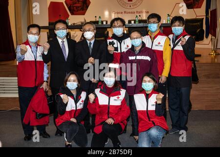 Sun Shuopeng, Le vice-président de la Croix-Rouge chinoise et l'ambassadeur chinois en Italie Li Junhua posent pour une photo après la conférence de presse au siège de la Croix-Rouge italienne avec l'équipe de médecins chinois arrivés pour soutenir les médecins et les travailleurs de la santé pendant l'urgence de Coronavirus. Banque D'Images