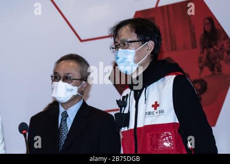 Sun Shuopeng, Le vice-président de la Croix-Rouge chinoise et l'ambassadeur chinois en Italie Li Junhua posent pour une photo après une conférence de presse au siège de la Croix-Rouge italienne avec l'équipe de médecins chinois arrivés pour soutenir les médecins et les travailleurs de la santé pendant l'urgence de Coronavirus. Banque D'Images