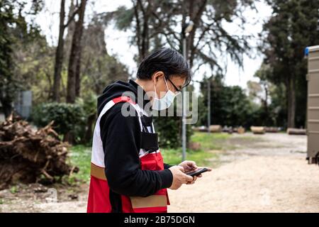Sun Shuopeng, le vice-président de la Croix-Rouge chinoise, attend une conférence de presse au siège de la Croix-Rouge italienne avec l'équipe de médecins chinois arrivés pour soutenir les médecins et les travailleurs de la santé pendant l'urgence de Coronavirus. Banque D'Images