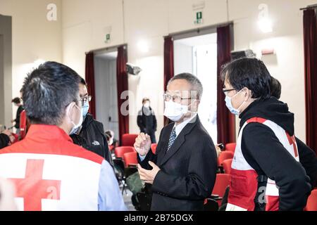 Sun Shuopeng, Le vice-président de la Croix-Rouge chinoise et l'ambassadeur chinois en Italie Li Junhua posent pour une photo après la conférence de presse au siège de la Croix-Rouge italienne avec l'équipe de médecins chinois arrivés pour soutenir les médecins et les travailleurs de la santé pendant l'urgence de Coronavirus. Banque D'Images