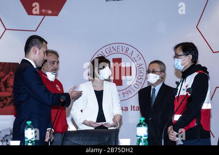 Le Ministre Des Affaires Étrangères Luigi Di Maio, Sun Shuopeng, Le Vice-Président De La Croix-Rouge Chinoise, Le président de la Croix-Rouge italienne Francesco Rocca et l'ambassadeur chinois en Italie Li Junhua assistent à une conférence de presse au siège de la Croix-Rouge italienne avec l'équipe de médecins chinois arrivés pour soutenir les médecins et les travailleurs de la santé pendant l'urgence de Coronavirus. Banque D'Images