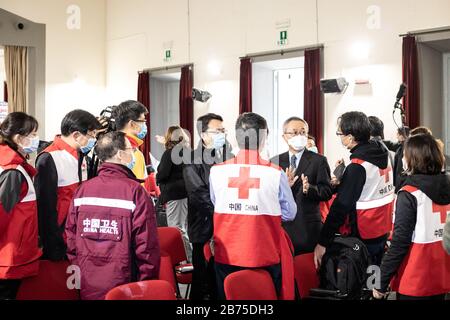 Sun Shuopeng, Le vice-président de la Croix-Rouge chinoise et l'ambassadeur chinois en Italie Li Junhua posent pour une photo après la conférence de presse au siège de la Croix-Rouge italienne avec l'équipe de médecins chinois arrivés pour soutenir les médecins et les travailleurs de la santé pendant l'urgence de Coronavirus. Banque D'Images