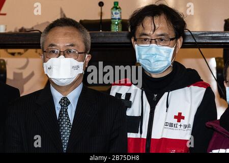 Sun Shuopeng, Le vice-président de la Croix-Rouge chinoise et l'ambassadeur chinois en Italie Li Junhua posent pour une photo après la conférence de presse au siège de la Croix-Rouge italienne avec l'équipe de médecins chinois arrivés pour soutenir les médecins et les travailleurs de la santé pendant l'urgence de Coronavirus. Banque D'Images
