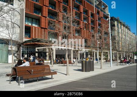 16.09.2018, Sydney, Nouvelle-Galles du Sud, Australie - vue sur les bâtiments résidentiels modernes de la résidence Alexander et des restaurants le long de la zone piétonne sur la promenade de Wulugul à Barangaroo South. Les bâtiments sont situés sur les rives de Darling Harbour. [traduction automatique] Banque D'Images