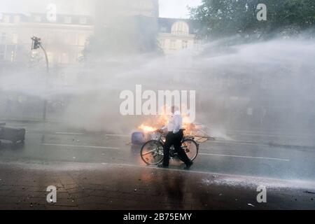 Un manifestant traverse une rue dans le Schanzenviertel. [traduction automatique] Banque D'Images