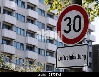 La zone vitesse 30 de la Potsdamer Strasse à Berlin, près des bâtiments résidentiels, le 03.08.2018. En outre, le panneau de signalisation indique « Luftingtreinghaltung ». les zones de limitation de vitesse de 30 km/h sont un avantage pour la sécurité de la circulation, la protection contre le bruit et le contrôle de la pollution atmosphérique [traduction automatique] Banque D'Images