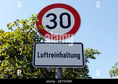 La zone vitesse 30 de la Potsdamer Strasse, très animée à Berlin, le 03.08.2018. En outre, le panneau de signalisation indique « Luftingtreinghaltung ». les zones de limitation de vitesse de 30 km/h sont un avantage pour la sécurité de la circulation, la protection contre le bruit et le contrôle de la pollution atmosphérique [traduction automatique] Banque D'Images