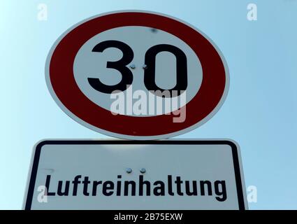 La zone vitesse 30 de la Potsdamer Strasse, très animée à Berlin, le 03.08.2018. En outre, le panneau de signalisation indique « Luftingtreinghaltung ». les zones de limitation de vitesse de 30 km/h sont un avantage pour la sécurité de la circulation, la protection contre le bruit et le contrôle de la pollution atmosphérique [traduction automatique] Banque D'Images