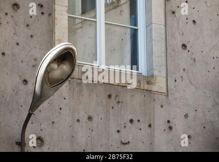 Histoire contemporaine dans un bâtiment de Berlin Mitte, le 08.08.2018. Une lanterne du GDR Times est attachée à un tour de la maison du siècle, qui a des trous de balle clairement visibles. Du 16 avril au 2 mai 1945, la bataille pour Berlin a fait rage. De nombreux trous de balle dans les combats peuvent encore être vus sur de nombreux murs de maison dans le centre de Berlin. [traduction automatique] Banque D'Images