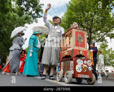 Défilé des joueurs de tonneaux sur le Kurfuertsamm de Berlin le 07.07.2018. 170 participants de douze nations participent au 39ème Festival international des organes de barrel. [traduction automatique] Banque D'Images