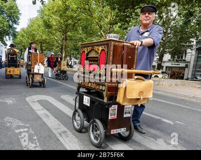 Défilé des joueurs de tonneaux sur le Kurfuertsamm de Berlin le 07.07.2018. 170 participants de douze nations participent au 39ème Festival international des organes de barrel. [traduction automatique] Banque D'Images