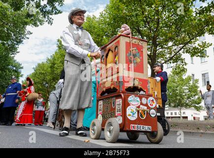 Défilé des joueurs de tonneaux sur le Kurfuertsamm de Berlin le 07.07.2018. 170 participants de douze nations participent au 39ème Festival international des organes de barrel. [traduction automatique] Banque D'Images