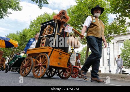 Défilé des joueurs de tonneaux sur le Kurfuertsamm de Berlin le 07.07.2018. 170 participants de douze nations participent au 39ème Festival international des organes de barrel. [traduction automatique] Banque D'Images