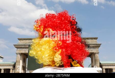 Un fan de football allemand portera un coin rouge d'or noir pour le jeu d'ouverture Allemagne contre Mexique le 17 juin 2018 à la porte de Brandebourg du Fan Mile de Berlin. [traduction automatique] Banque D'Images