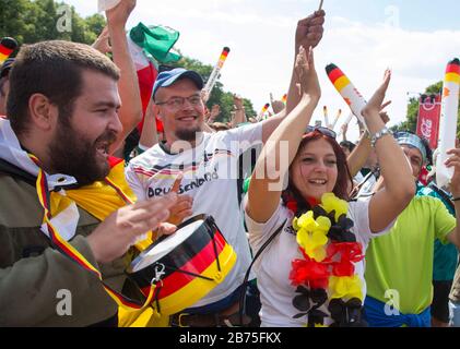 Les supporters allemands applaudisseront le 17.06.2018 avant le début du jeu d'ouverture Allemagne contre Mexique à la porte de Brandebourg dans le Fan Mile de Berlin. [traduction automatique] Banque D'Images
