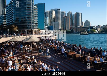 06.05.2018, Sydney, Nouvelle-Galles du Sud, Australie - vue sur les gratte-ciel du quartier des affaires de Sydney et la promenade le long de Circular Quay [traduction automatique] Banque D'Images