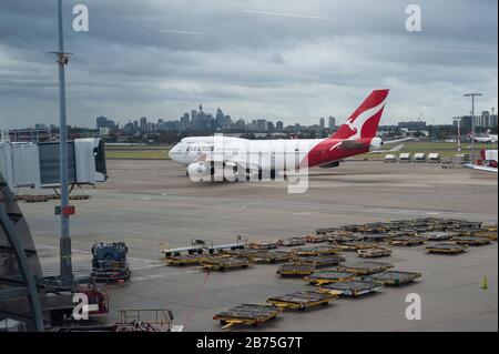 13.05.2018, Sydney, Nouvelle-Galles du Sud, Australie - un Boeing 747-400 passagers de la compagnie aérienne australienne Qantas roule sur le tablier de l'aéroport international de Kingsford Smith à Sydney. Qantas est membre de l'Alliance one World Airline. [traduction automatique] Banque D'Images