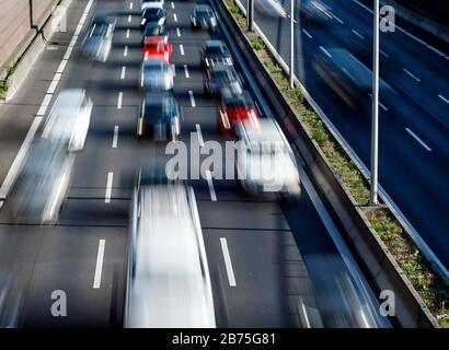 Une longue exposition montre l'autoroute à trafic important A 100 à Berlin, le 22.05.2018. [traduction automatique] Banque D'Images