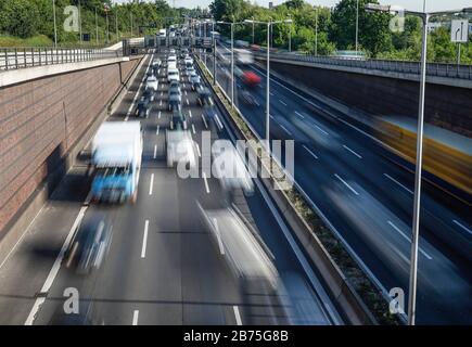 Une longue exposition montre l'autoroute à trafic important A 100 à Berlin, le 22.05.2018. [traduction automatique] Banque D'Images